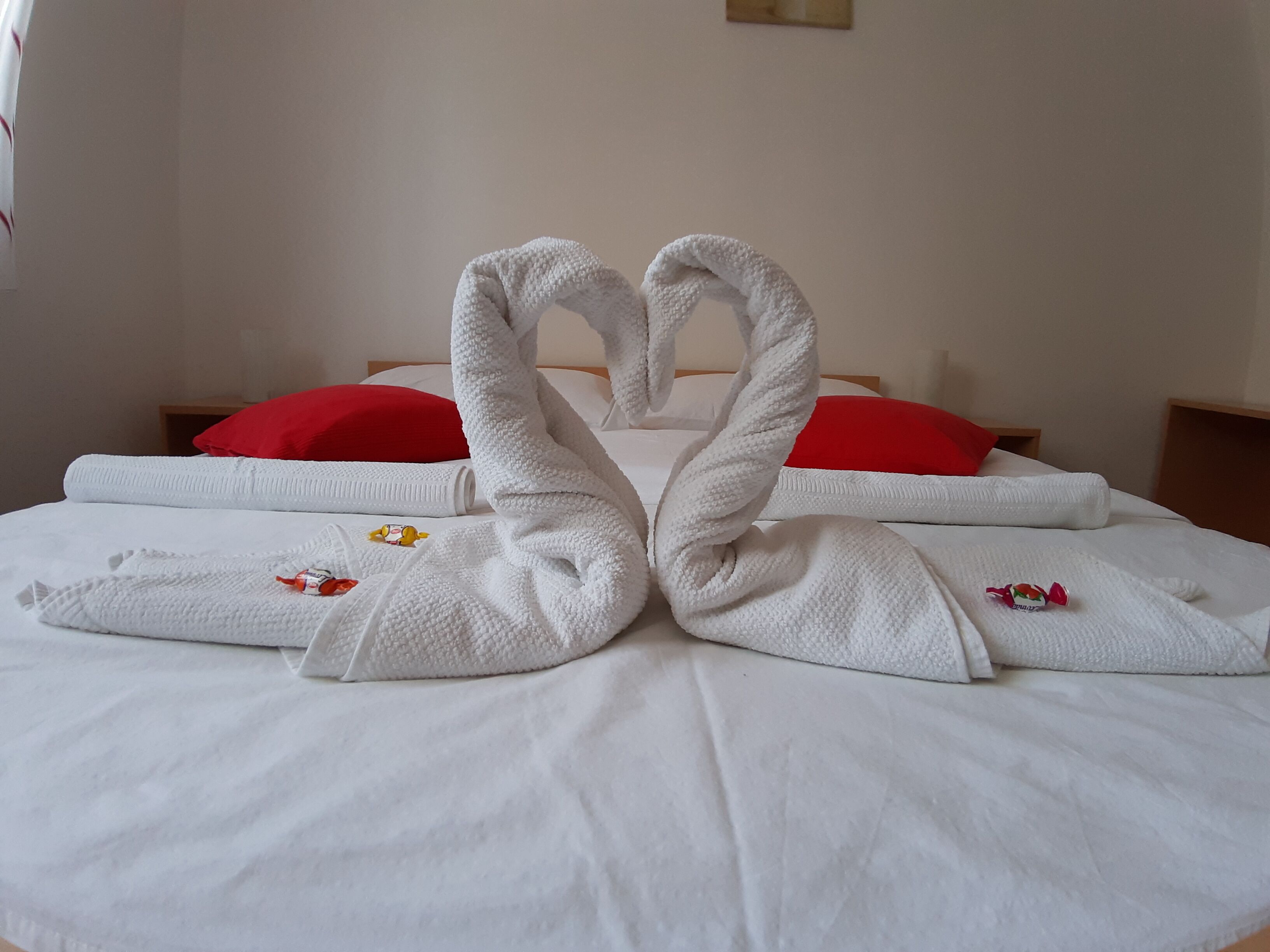 2 habitaciones, tabla de planchar con plancha, cuna de viaje y wifi 