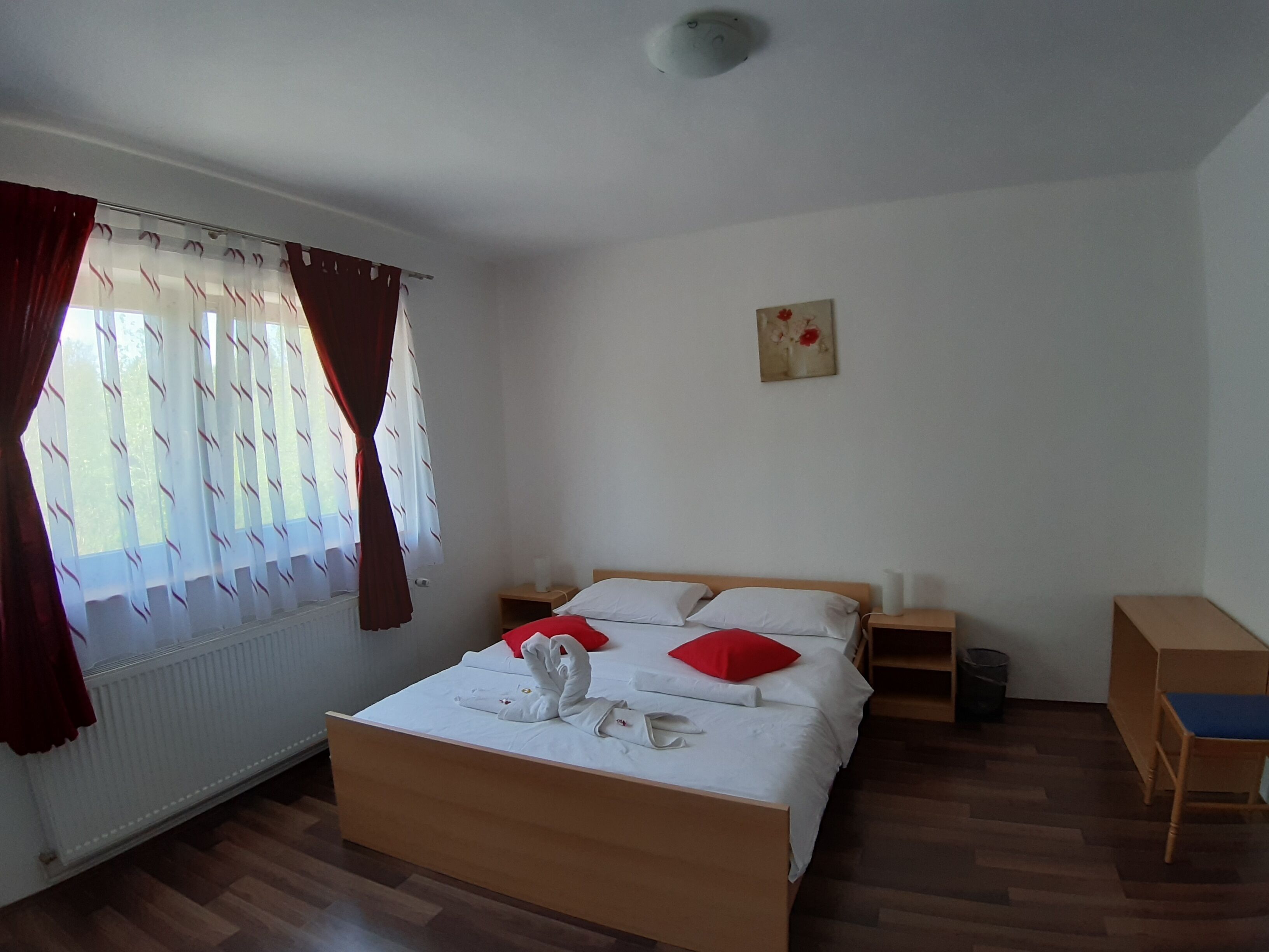 2 habitaciones, tabla de planchar con plancha, cuna de viaje y wifi 