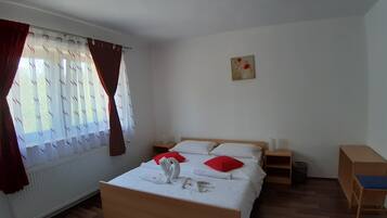 2 habitaciones, tabla de planchar con plancha, cuna de viaje y wifi