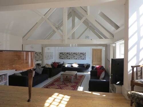 Amazing Stables Building,with 12 bedrooms, Lyndhurst, centre of New Forest!