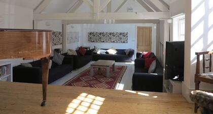 Amazing Stables Building,with 12 bedrooms, Lyndhurst, centre of New Forest!