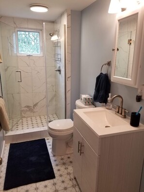 Douche, serviettes fournies, savon, shampoing