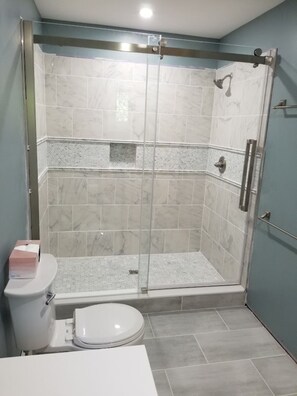 Douche, serviettes fournies, savon, shampoing