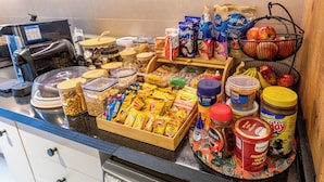 Una encimera de cocina con diversos alimentos y electrodomésticos.