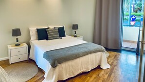 4 soverom, skrivebord, strykejern/-brett og reiseseng for barn