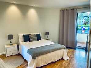 4 soverom, skrivebord, strykejern/-brett og reiseseng for barn