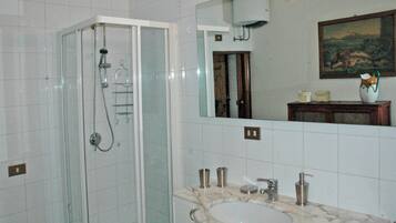 Doccia, asciugacapelli, bidet, asciugamani