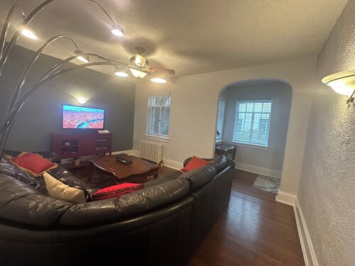 Museum District condo close to Museums, Cary Town, Scotts Addition, and Stadium.