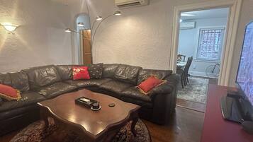 TV connectée, livres, écrans d'ordinateur