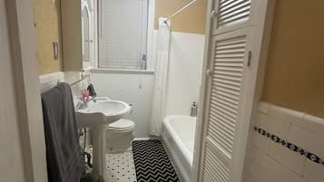 SĂšche-cheveux, serviettes fournies, savon, shampoing