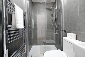 Dusche, Haartrockner, Handtücher, Seife