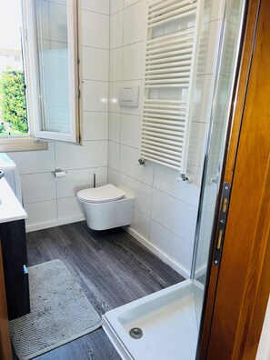 Dusche, Haartrockner, Handtücher, Seife