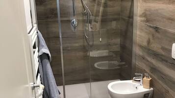 Sèche-cheveux, bidet, serviettes fournies, savon