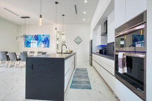 Fridge, microwave, oven, stovetop - VRCC Villa Alany - Luxury Getaway -10% off in May (Cape Coral)