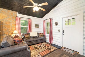 Smart TV - Treetop Retreat - Cabin near Pigeon Forge w/W&D - Stay w/9yr Professional Host (Pigeon Forge)