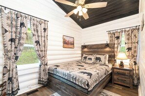2 bedrooms, WiFi, bed sheets - Treetop Retreat - Cabin near Pigeon Forge w/W&D - Stay w/9yr Professional Host (Pigeon Forge)