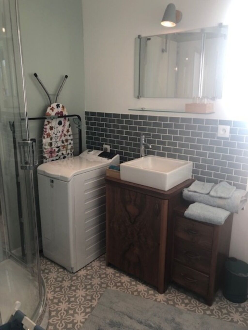 Suihku, hiustenkuivaaja, pyyhkeet, saippua