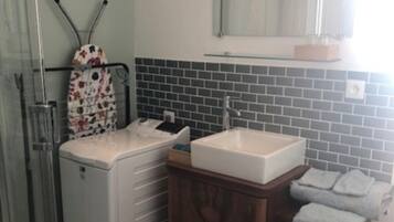 Bruser, hårtørrer, håndklæder, Sæbe