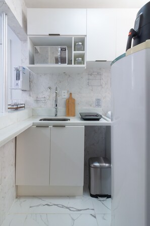 Kühlschrank, Mikrowelle, Herdplatte, Wasserkocher mit Kaffee-/Teezubehör