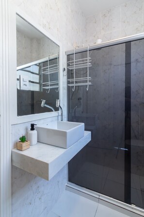 Dusche, Haartrockner, Handtücher, Shampoo