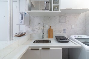 Kühlschrank, Mikrowelle, Herdplatte, Wasserkocher mit Kaffee-/Teezubehör