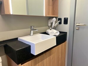 Hair dryer, towels - Studio Casal 20m² - Aconchegante e no Centro (Florianópolis)