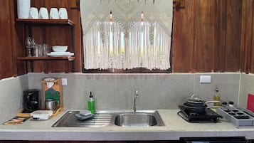 Romantic Cabin | Private kitchen | Mini-fridge, cookware/dishes/utensils