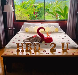 1 habitación, cortinas blackout y tabla de planchar con plancha 