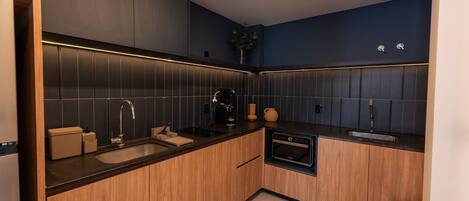Een koelkast, een magnetron, een oven, een koffiezetapparaat/waterkoker