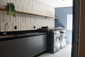 Interior - Apto com sacada 39m² - Com varanda e confortável (Florianópolis)