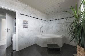 Dusche, Haartrockner, Handtücher, Seife