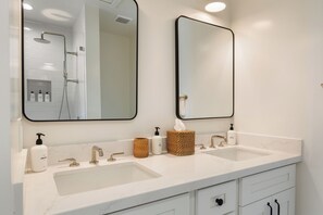 Douche, séchoir à cheveux, serviettes fournies, savon
