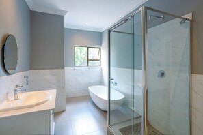 Regendusche, kostenlose Toilettenartikel, Haartrockner, Hausschuhe