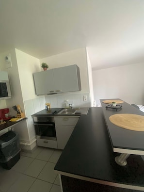 Een koelkast, een magnetron, een oven, een kookplaat