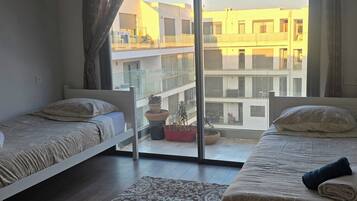 2 dormitoris, planxa i posts de planxar, wifi gratuïta i roba de llit