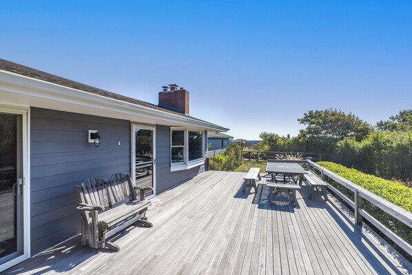 Outdoor dining - Delightful 4-bedroom house with VIEW in Montauk! LOCATION, LOCATION, LOCATION!!! (Montauk)