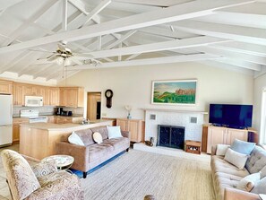Living area - Delightful 4-bedroom house with VIEW in Montauk! LOCATION, LOCATION, LOCATION!!! (Montauk)