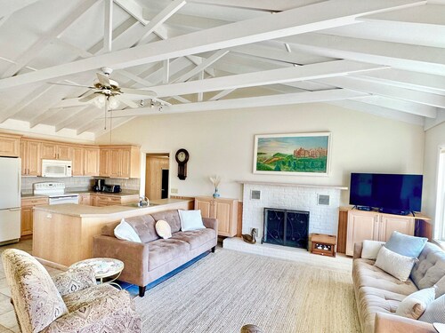 Delightful 4-bedroom house with VIEW in Montauk! LOCATION, LOCATION, LOCATION!!!