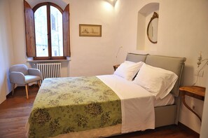2 bedrooms, iron/ironing board, WiFi, bed sheets - S.M.VICOLO DELL'ORO luxury apartment in the heart of San Gimignano (San Gimignano)
