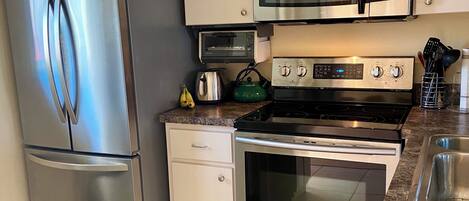 Frigorífico, microondas, horno y placa de cocina