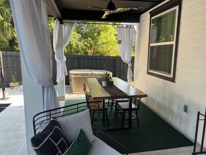 3bed/3bath Historic Retreat with Modern Interior/Ammenities Pool/HotTub