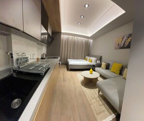 Suite Studio Luxe, vue cour intérieure | Coin séjour | Télévision à écran plat, imprimantes