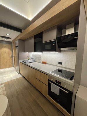 Luxury Studio Suite, Courtyard View | Private kitchenette | Full-sized fridge, microwave, oven, stovetop - The City Landing Apartments At Diamond (Accra)