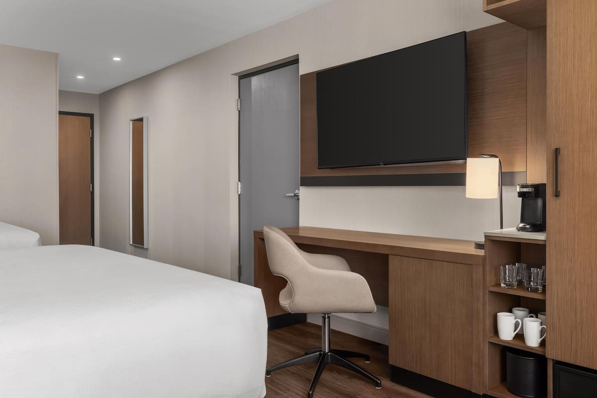 Suite monolocale, 2 letti queen (High Floor) | Materassi in memory foam, minibar, una cassaforte in camera