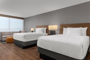 Suite studio, 2 grands lits (High Floor) | Lit avec matelas en mousse à mémoire, minibar, coffre-fort, bureau