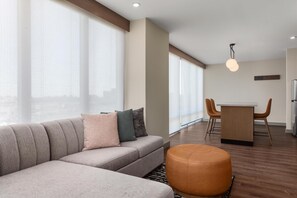 Memory foam beds, minibar, in-room safe, desk - Hyatt House Mississauga / Airport Corporate Centre (Mississauga)