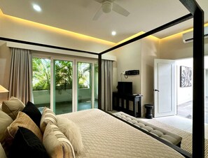 Chalet | Premium bedding, in-room safe, desk, laptop workspace