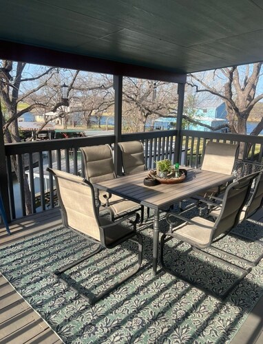 Lake house on Lake LBJ Cove w/Sundeck, Patios and Lake Living – Dog Friendly!