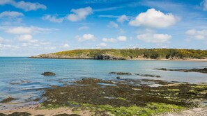 On the beach - Bryn Teg - sleeps 10 guests in 5 bedrooms (Cemaes Bay)