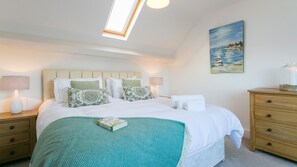 5 bedrooms, iron/ironing board, travel cot, free WiFi - Bryn Teg - sleeps 10 guests  in 5 bedrooms (Cemaes Bay)